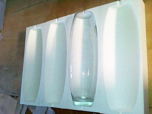 玻璃杯如何做到防震效果？量身定做的异型泡沫盒来帮你